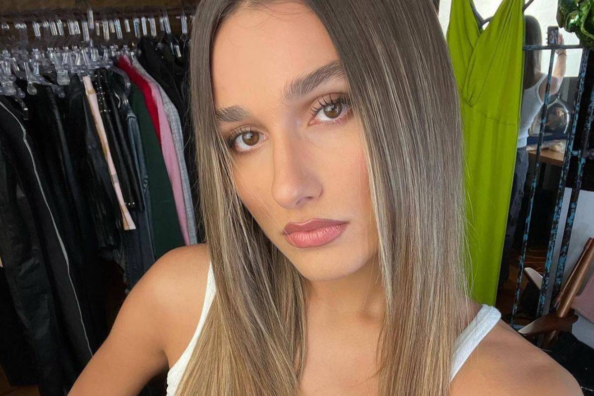 sasha meneghel posando fazendo carão parecendo hailey bieber