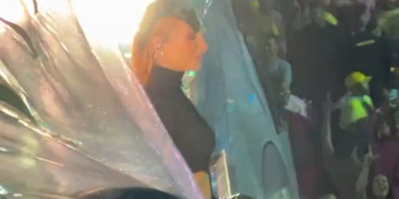 Vídeo: Claudia Leitte é vaiada e plateia grita ‘Lula’ em seu show