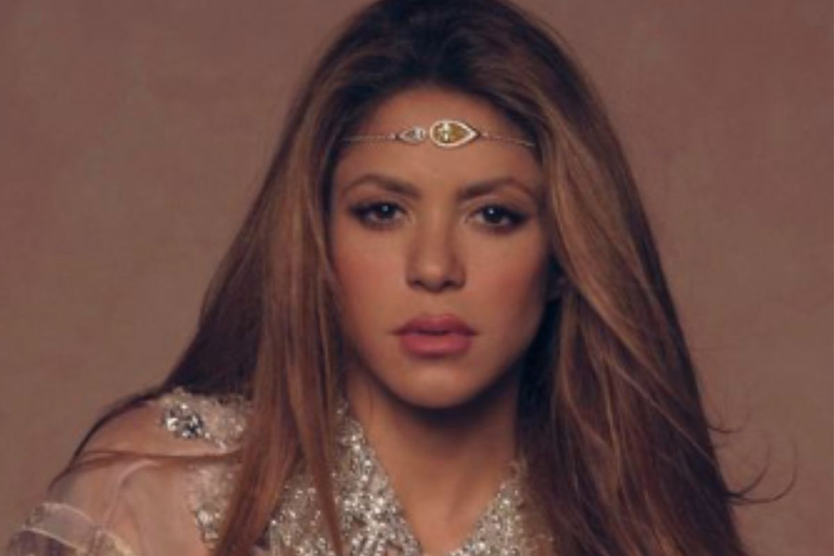 shakira olhando para a câmera