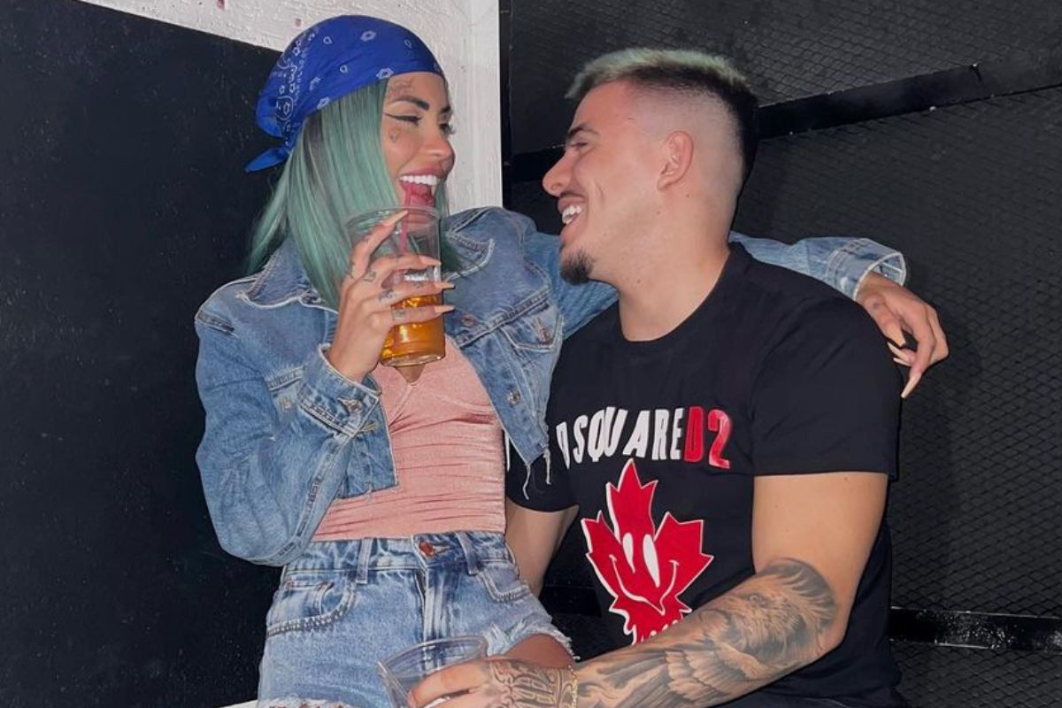 tati zaqui e thomaz costa se olhando apaixonados