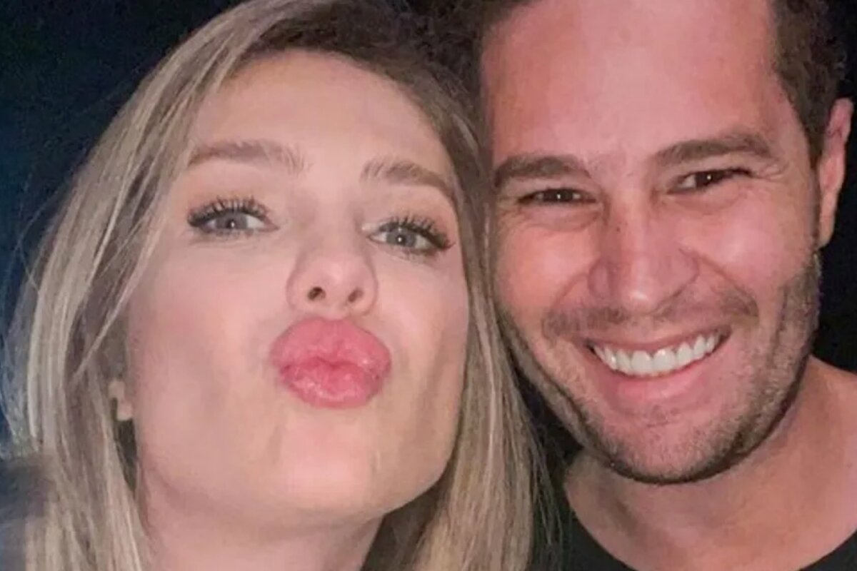 Thais Gebelein mandando beijo, abraçada a Pedro Leonardo