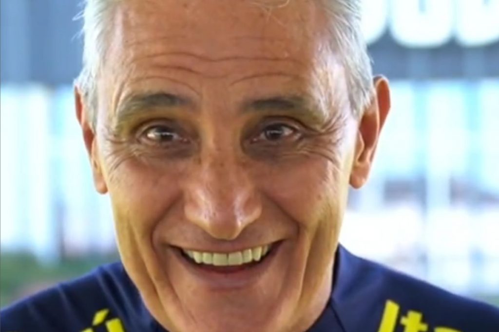 Tite, técnico da Seleção Brasileira, sorridente, olhando para a câmera