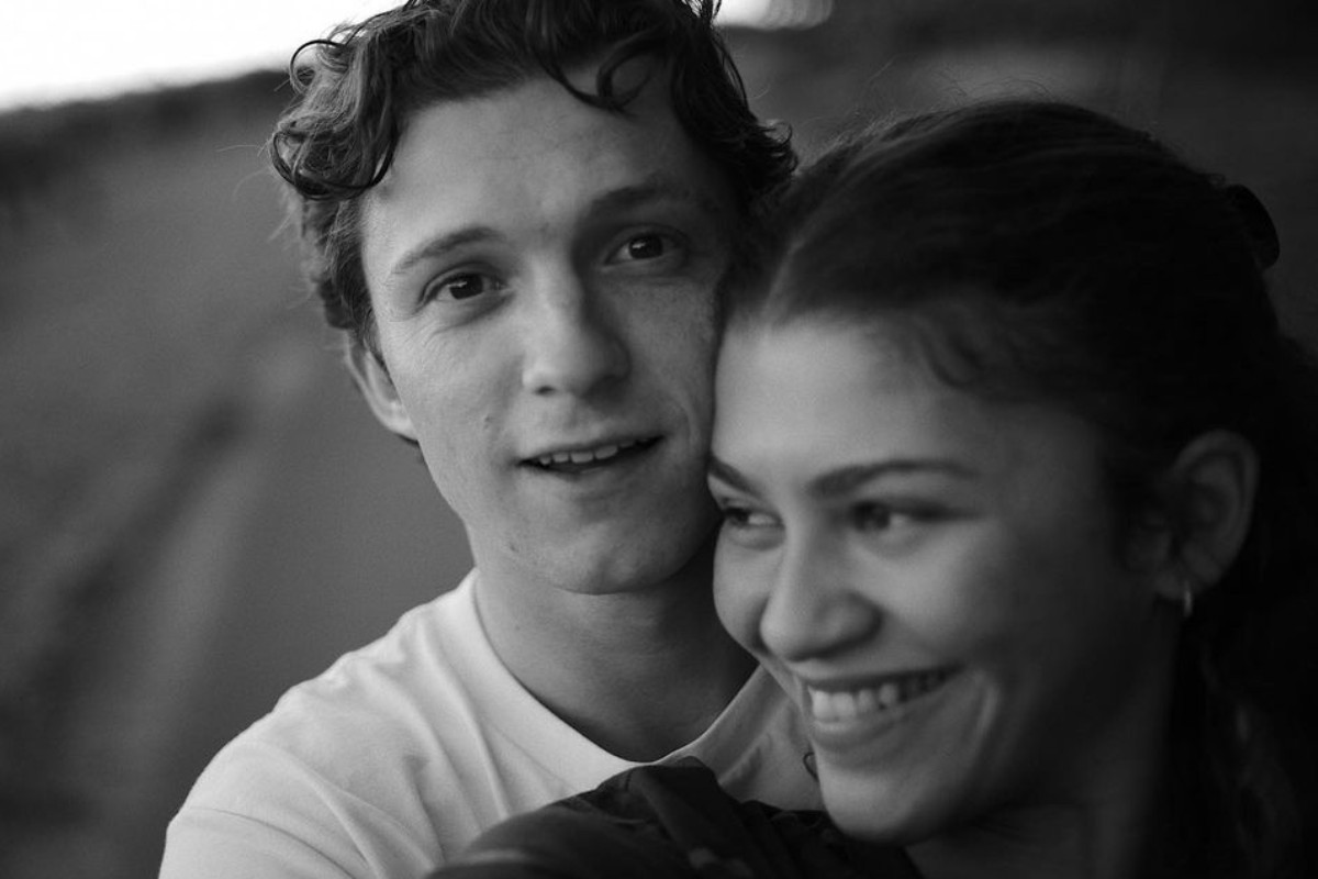 tom holland posando com zendaya em foto preta e branca