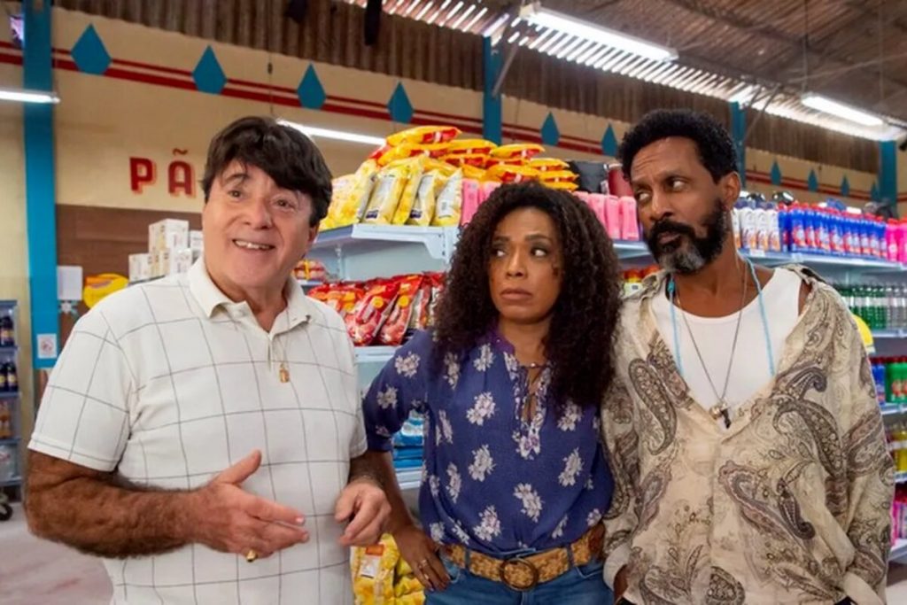 Tony Ramos caracterizado como bicheiro, ao lado de Vilma Melo e Luís Miranda, em cena da série 'Encantado's'