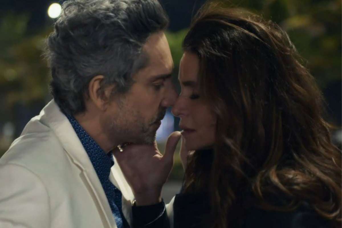Stênio e Helo se beijam em Travessia
