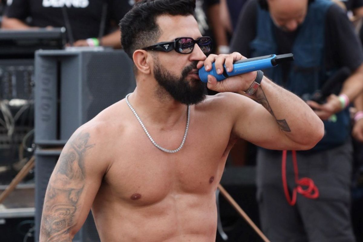 Dennis DJ sem camisa tocando em cima de trio elétrico