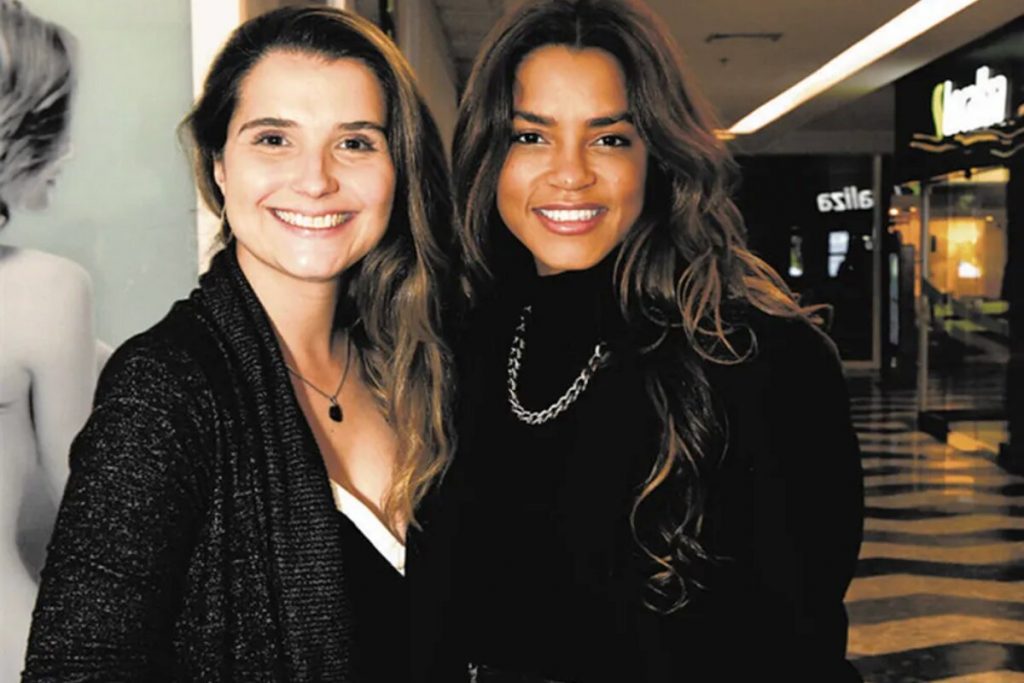 Victoria Zanetti e Lucy Alves, abraçadas, sorrindo, de roupa peta