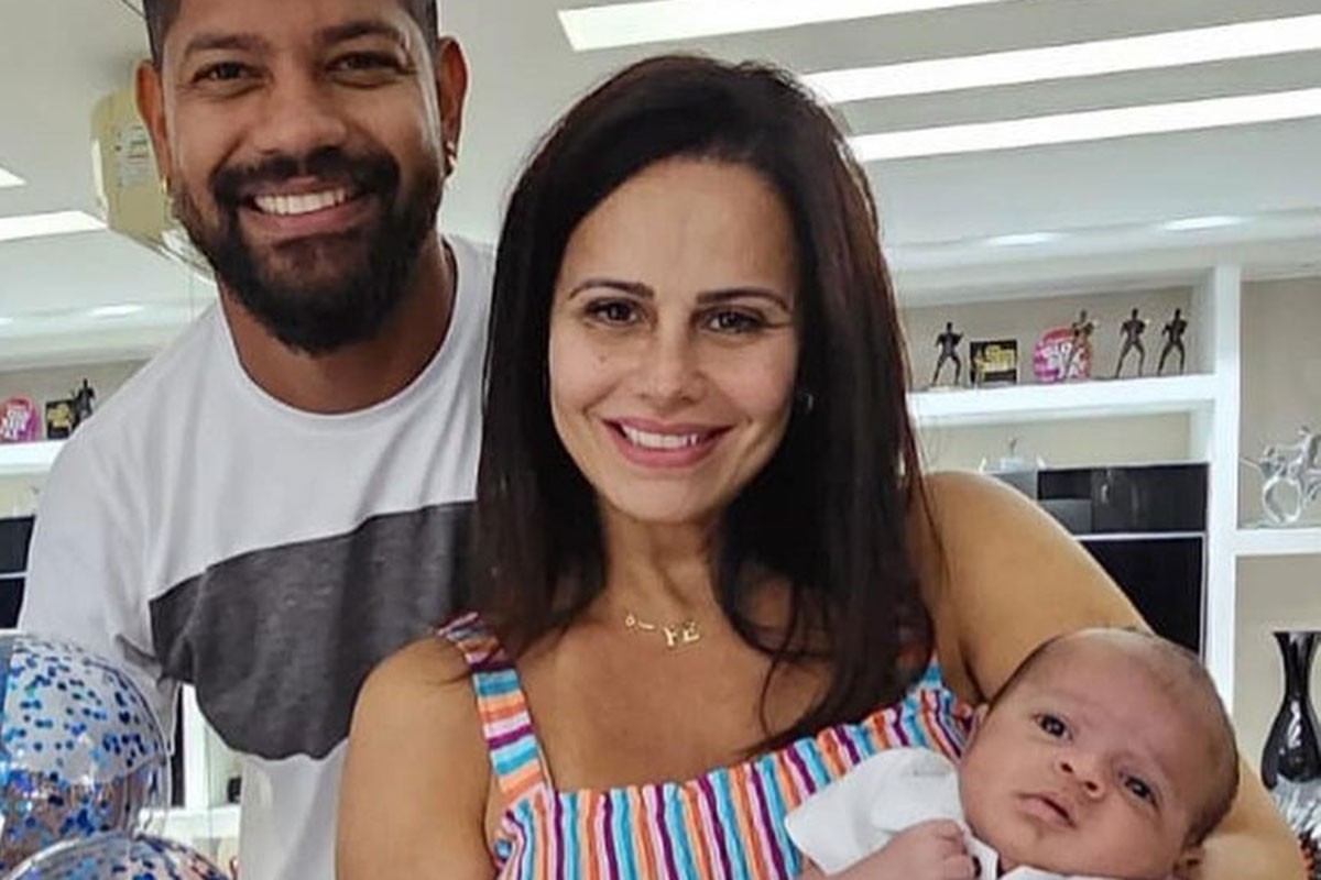 Viviane Araujo com o marido e o filho