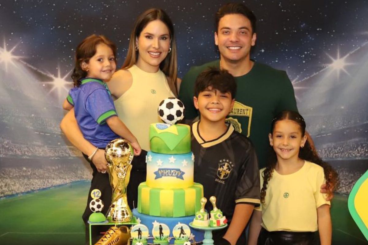 wesley safadão posando com thyane dantas e filhos na festa de yudhi