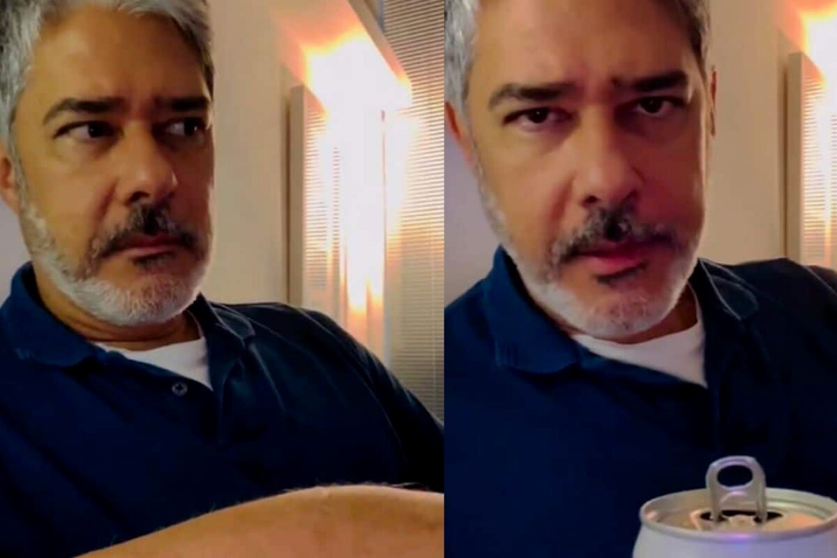 William Bonner de camisa azul escura, sentado, segurando uma latinha