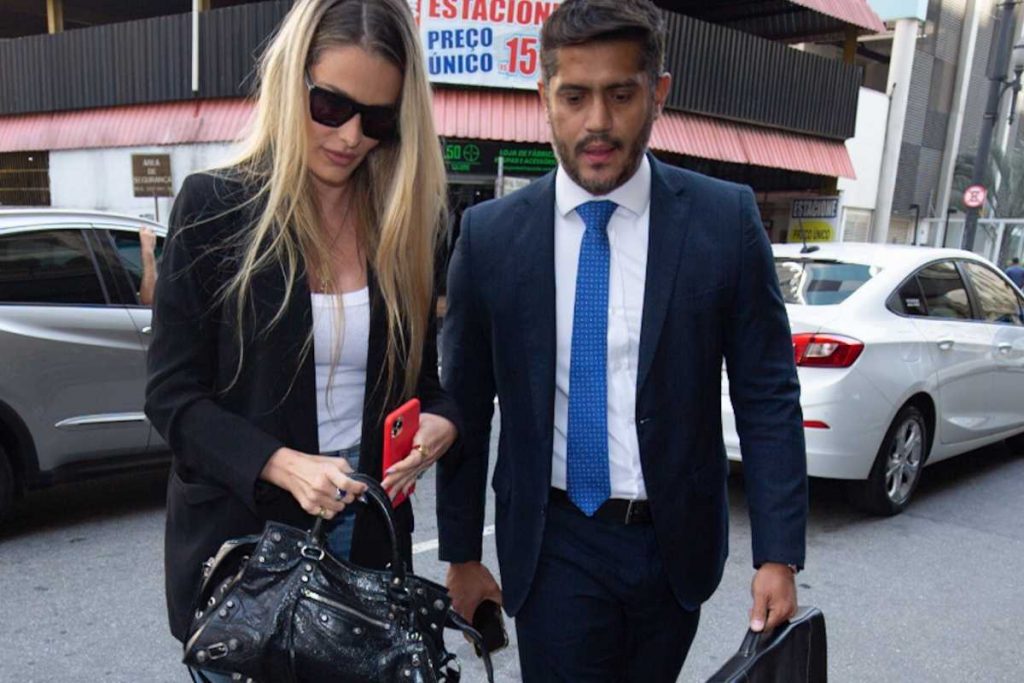 Yasmin Brunet chegando para depor na Delegacia de Crimes Cibernéticos