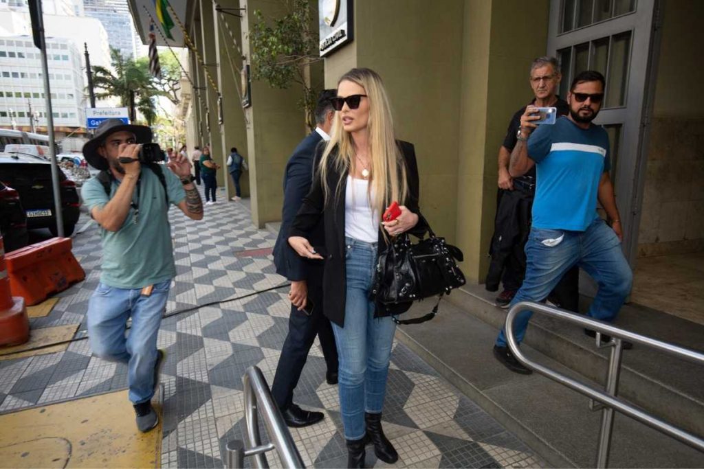 Yasmin Brunet chegando para depor na Delegacia de Crimes Cibernéticos