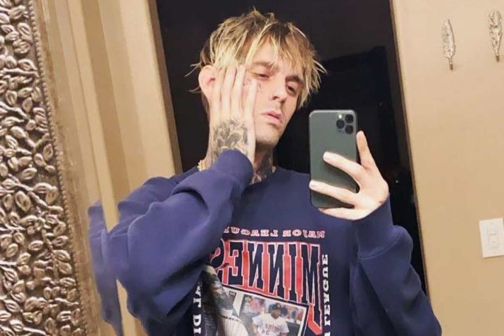 aaron-carter-selfie-facebook-1024x683-3