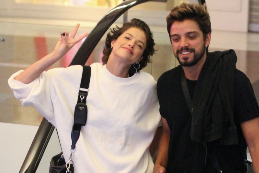 Agatha Moreira e Rodrigo Simas sorridentes em shopping no Rio de Janeiro