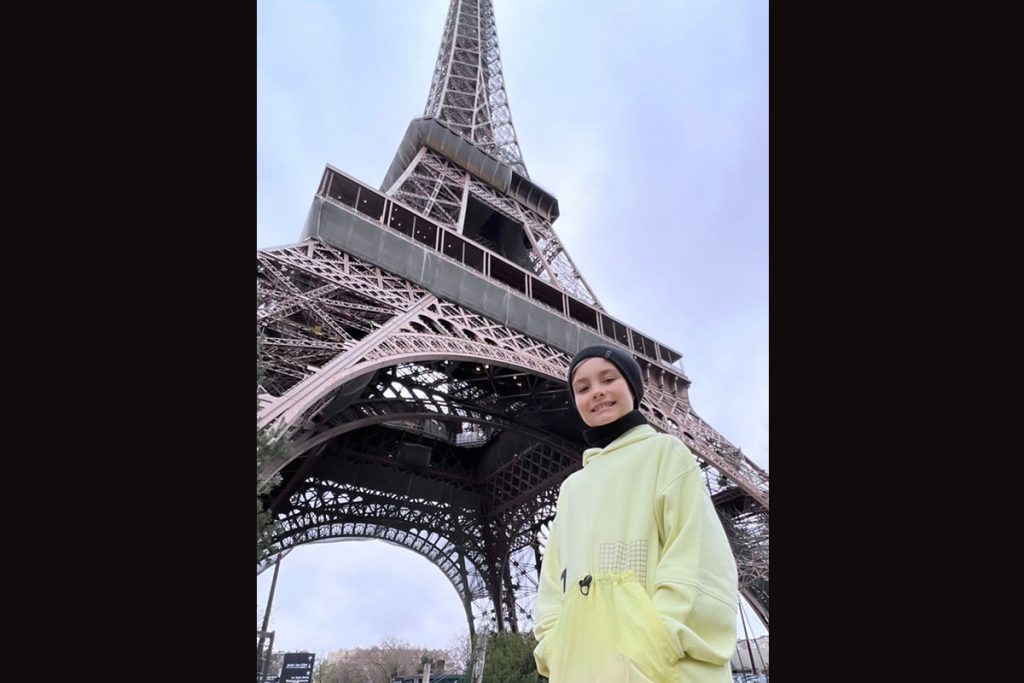 Alexandre, filho de Ana Hickmann, visita a Torre Eiffel