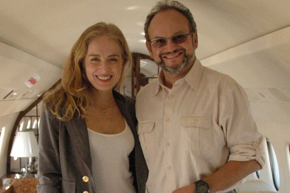 angélica posando com ernesto paglia em avião