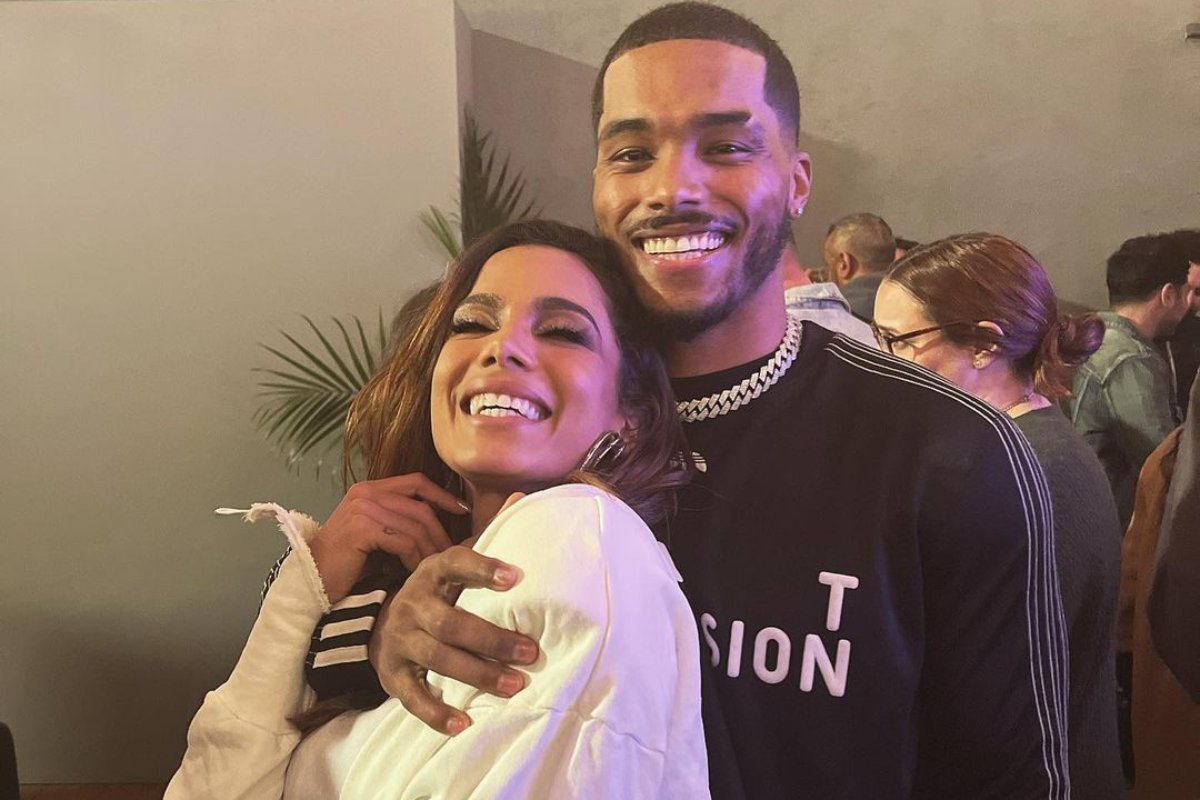 anitta surgindo abraçadinha com rome flynn