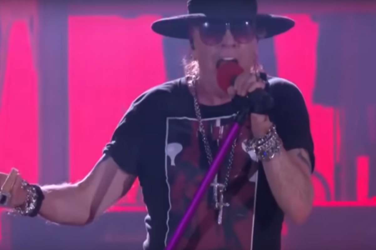 Axl Rose em palco de show