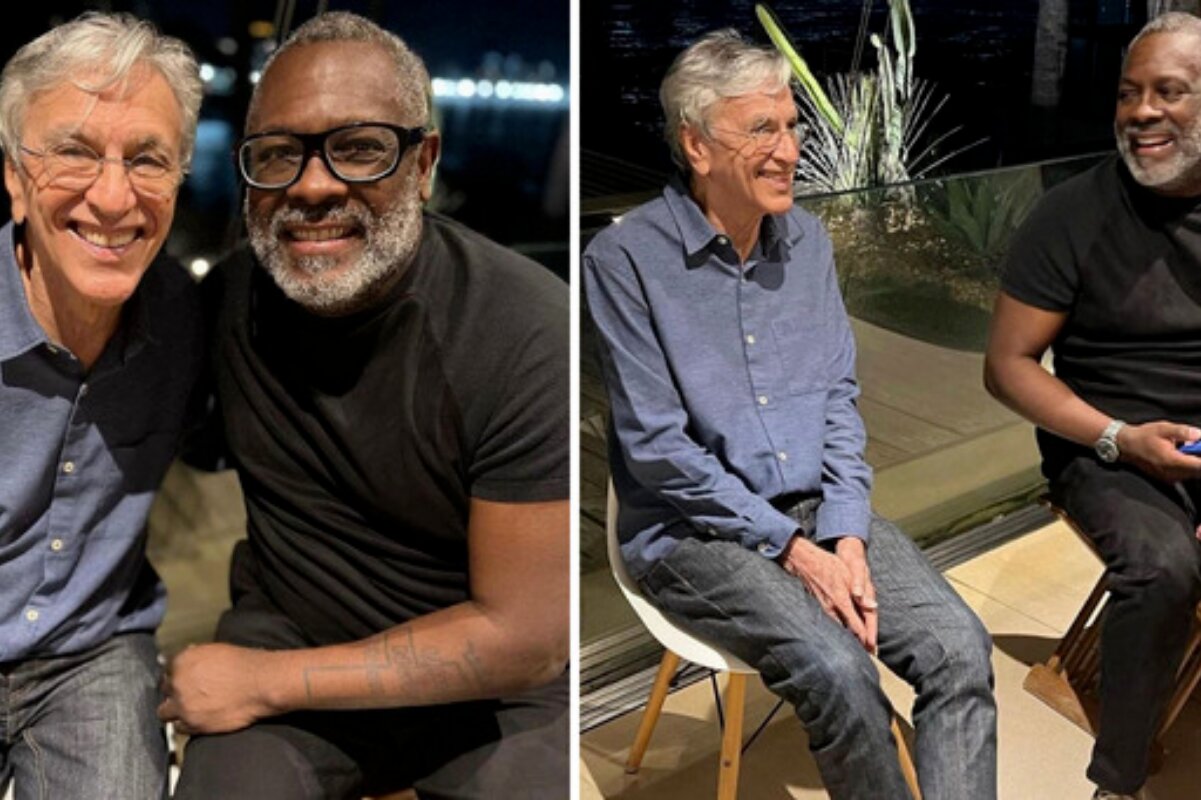 Caetano Veloso de camisa azul e calça cinza, ao lado do pastor Kleber Lucas, de preto