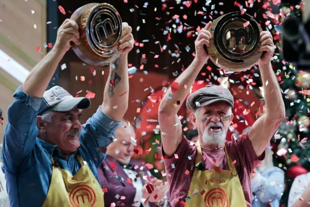 Astor e Pietro erguendo o troféu de campeões do 'Masterchef +'