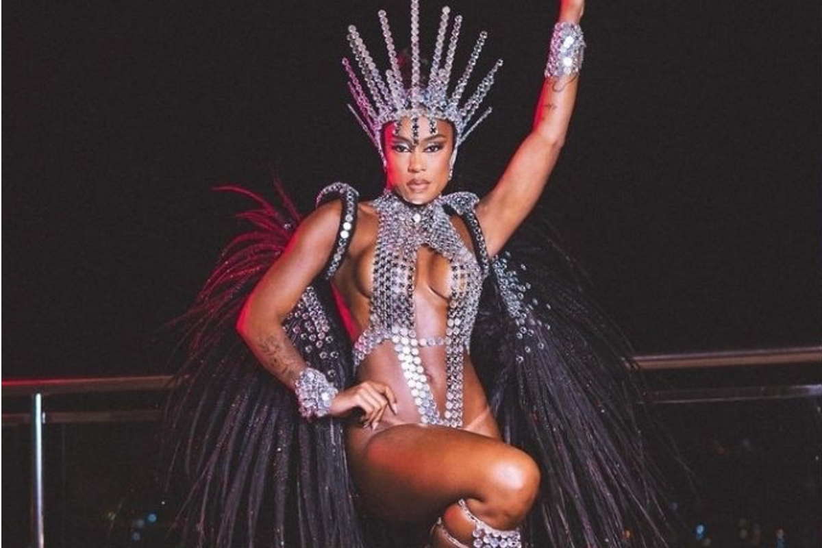 Cantora Rebecca com fantasia de carnaval