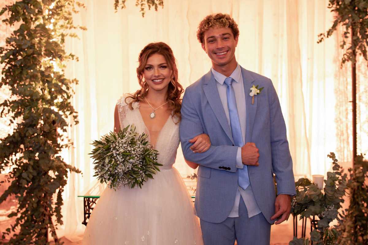 O casamento de Rico (André Luiz Frambach) e Lou (Vitória Bohn) em Cara e Coragem