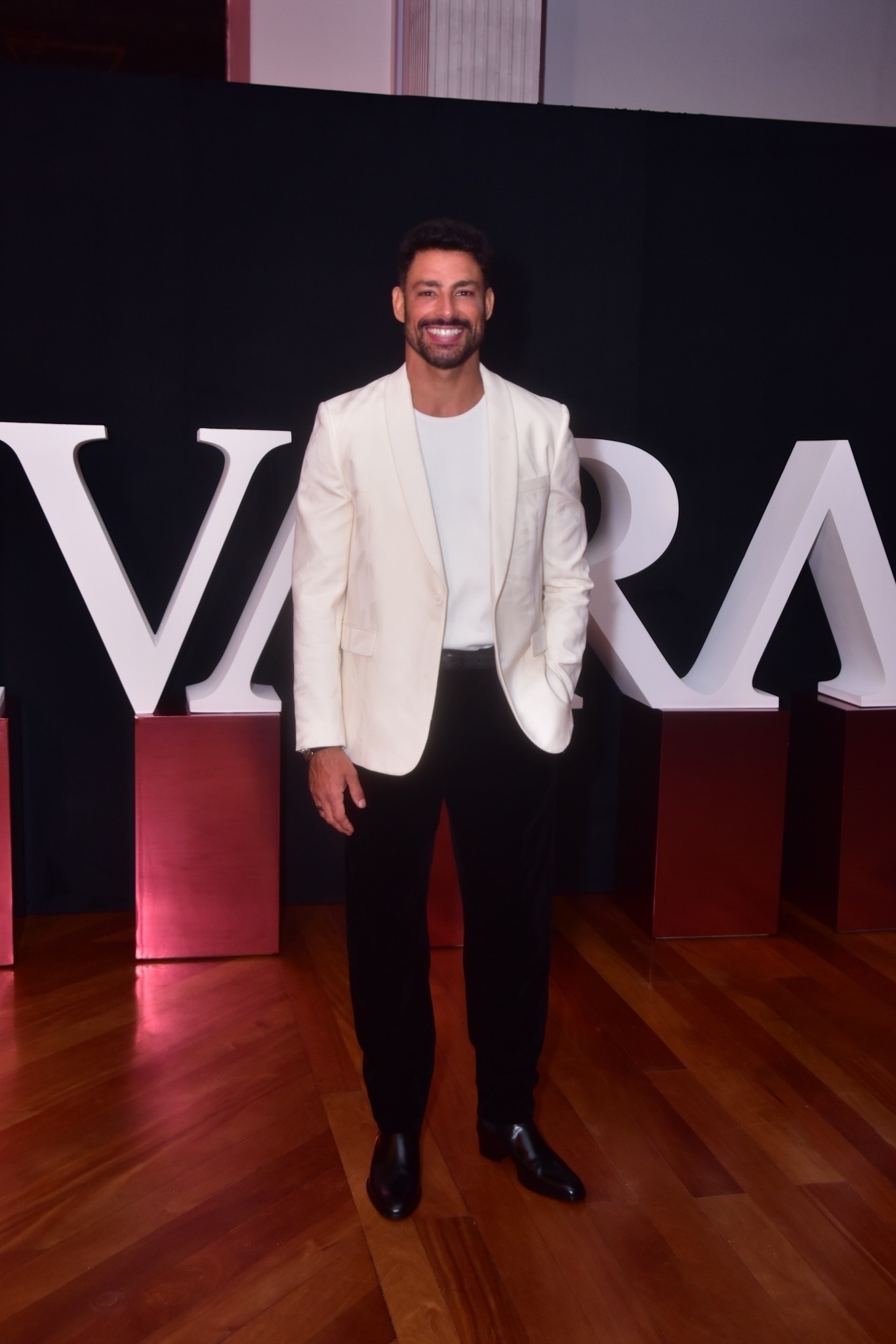 Cauã Reymond chegando na festa de 6 anos da Vivara. (Reprodução/Leo Franco/AgNews)