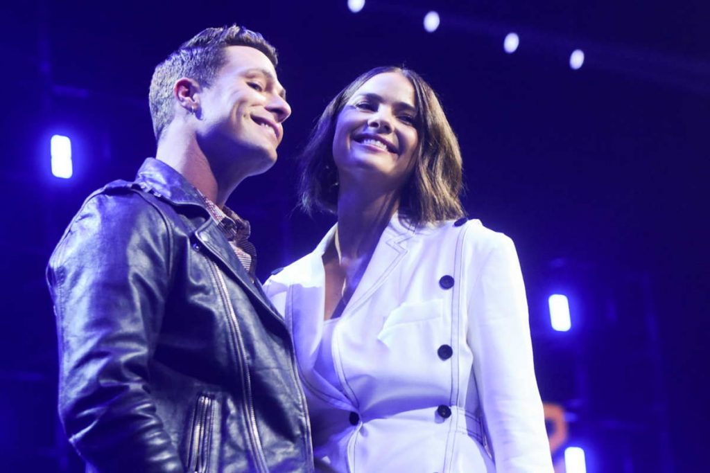 Colton Haynes e Shelley Hennig na CCXP22