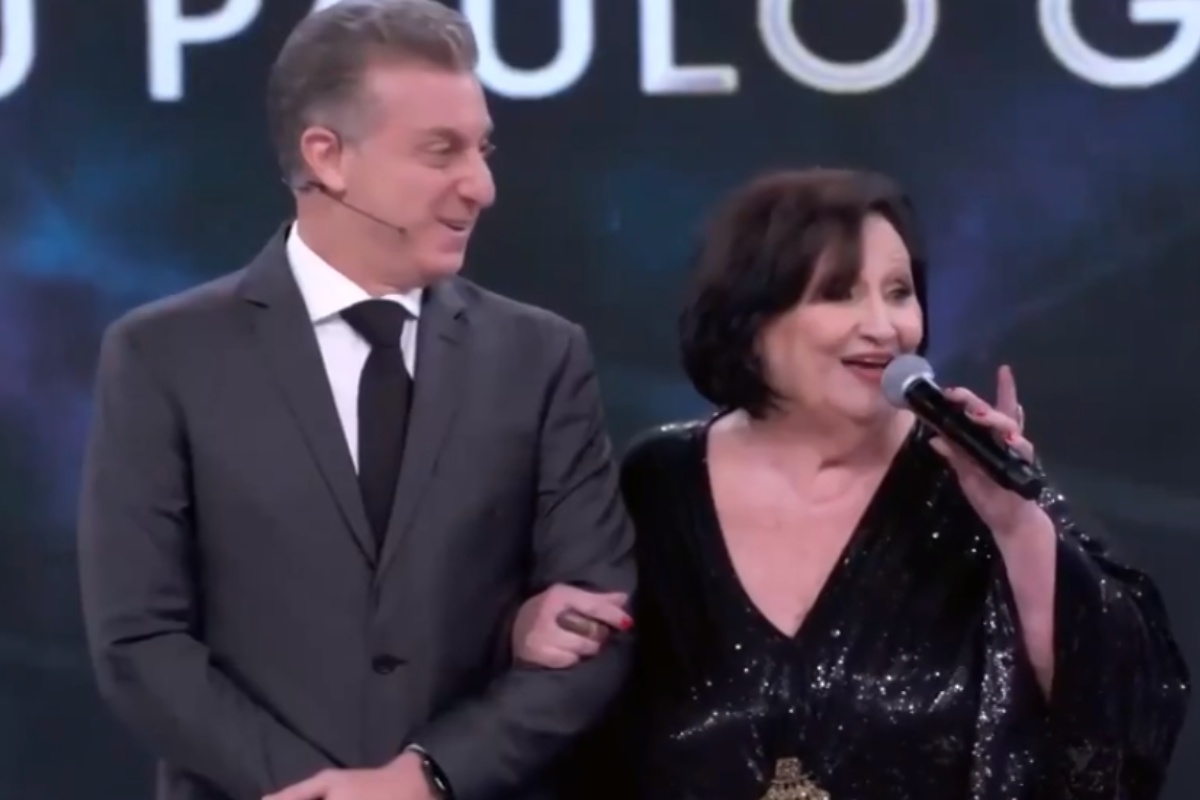 deá lúcia com luciano huck no melhores do ano