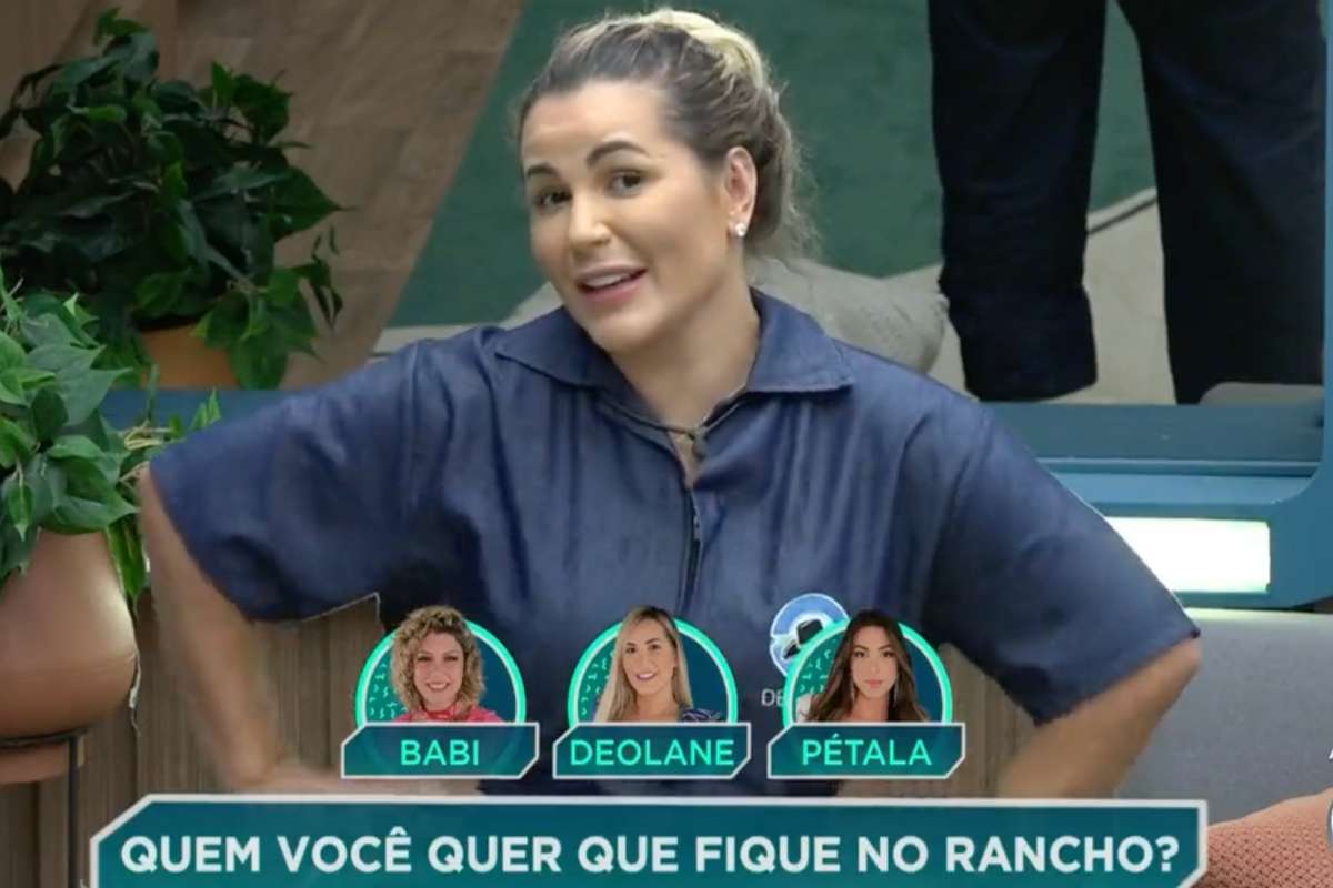 Deolane pede votos ao público
