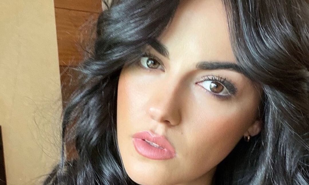 Bizarro! Fãs tietam Ex-RBD Maite Perroni em velório de amigo