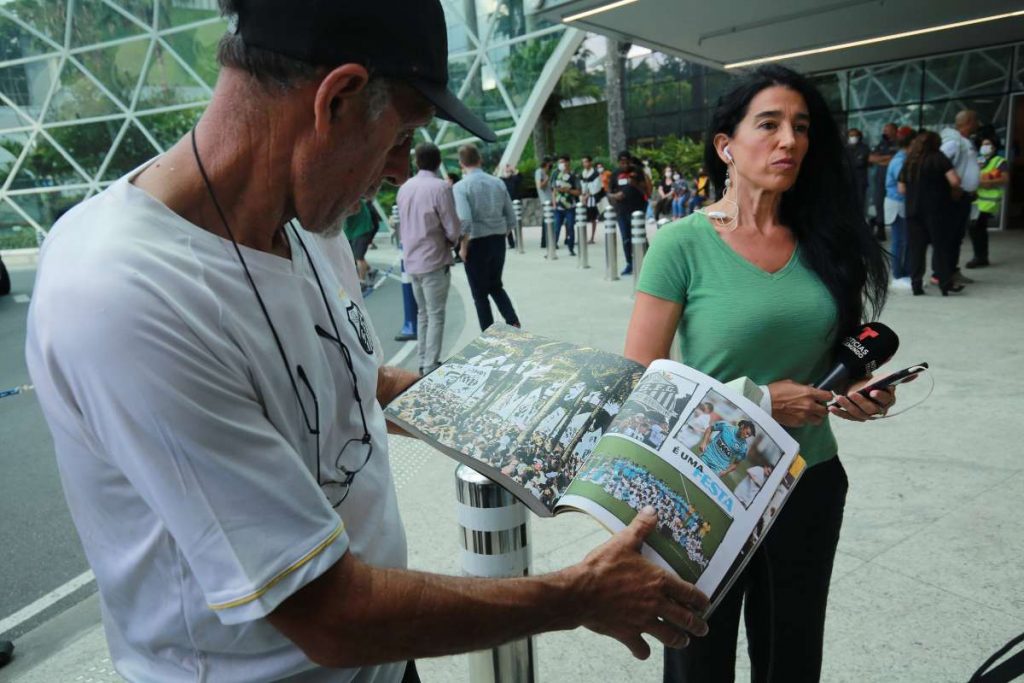 Fãs na porta do hospital após morte de Pelé