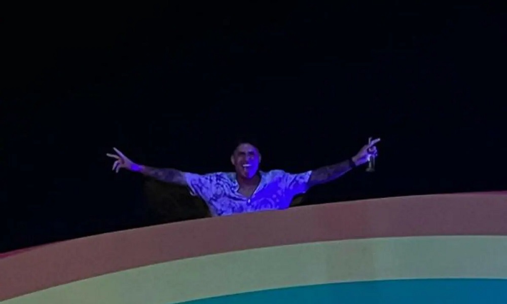 Assumiu? Felipe Prior posa ao lado das cores da bandeira LGBTQ e declara: ‘viver y viver’