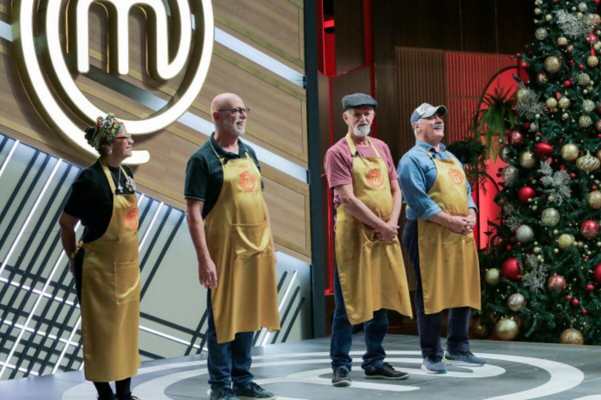 Os quatro finalistas do 'Masterchef +', com avental dourado, no estúdio