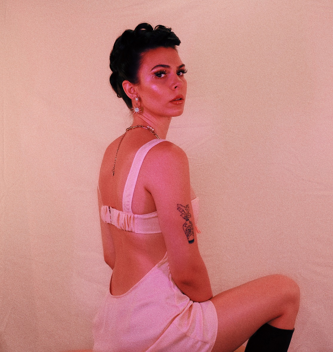 Descobertas Groover – Estella Dawn quebra o essencial com um toque moderno no novo single ”Follow”