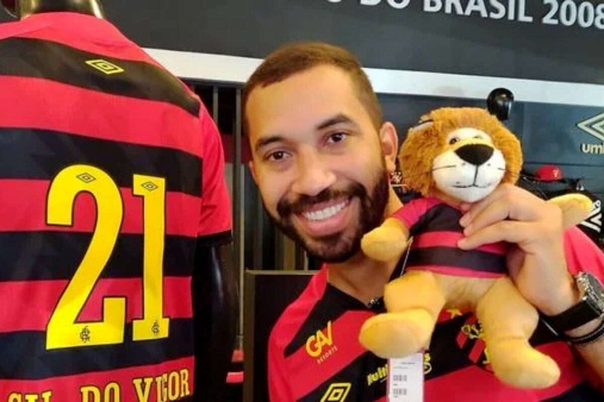 Gil do Vigor segurando ursinho de pelúcia e vestido com a camisa do Sport