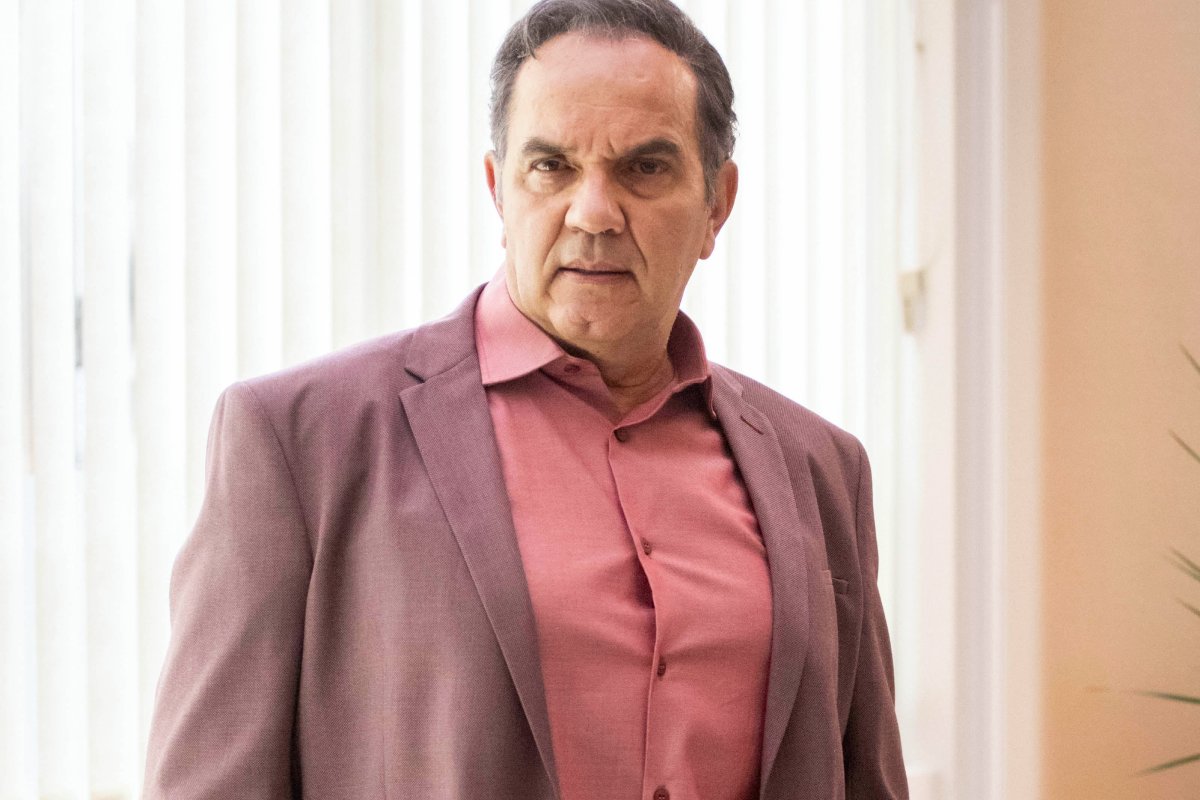 Guerra (Humberto Martins) sério em Travessia