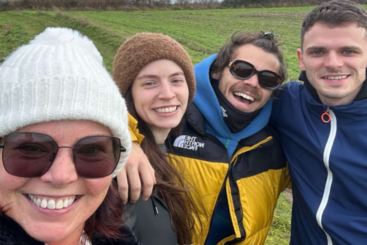 Harry Styles com a mãe, a irmã e o cunhado