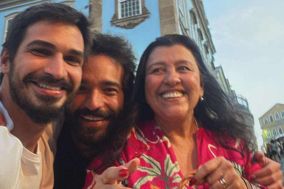 Humberto Carrão, Thales Junqueira e Regina Casé na Bahia