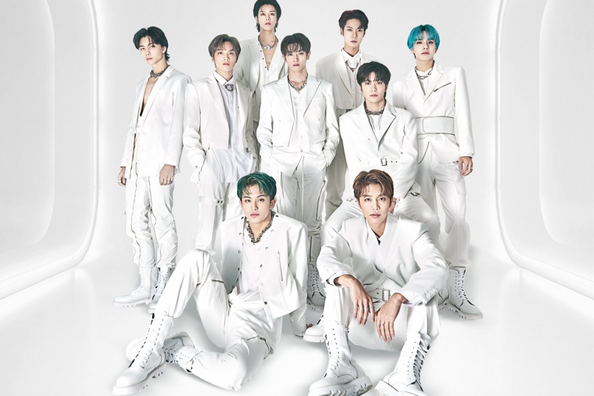 integrantes do grupo de k-pop nct 127 reunidos com look branco