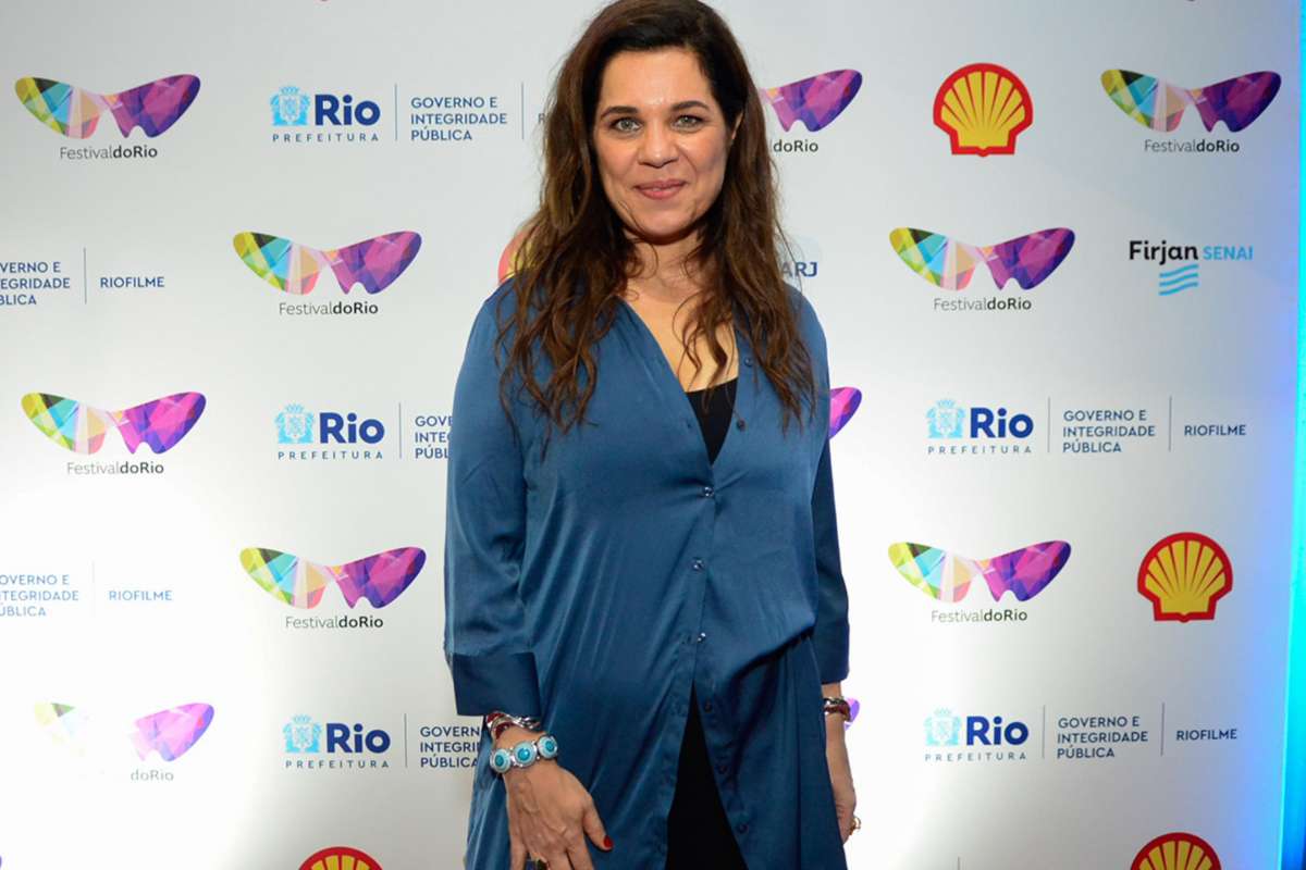 Isabel Teixeira posa em evento
