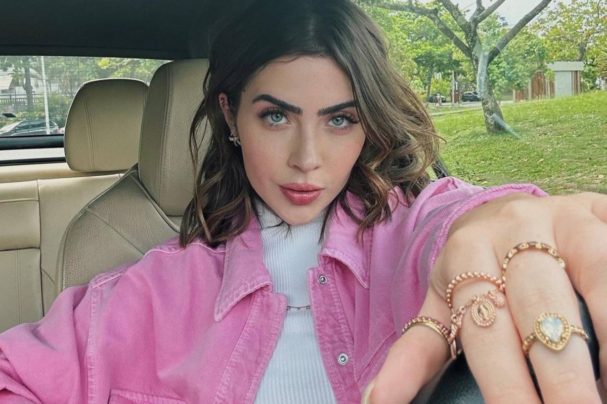 jade picon fazendo carão ao volante em carro