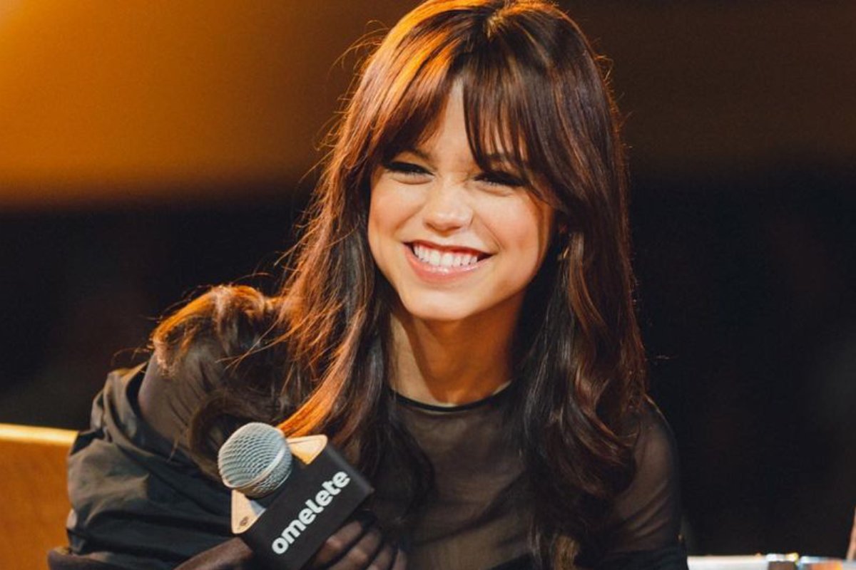 jenna ortega sorridente no palco omelete na ccxp22