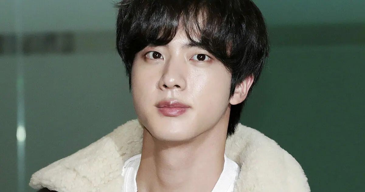 Astro do BTS, Jin inicia serviço militar e compartilha foto com cabelo raspado; veja
