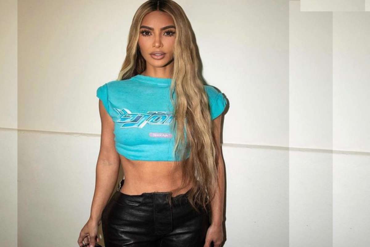 Kim Kardashian de cropped azul