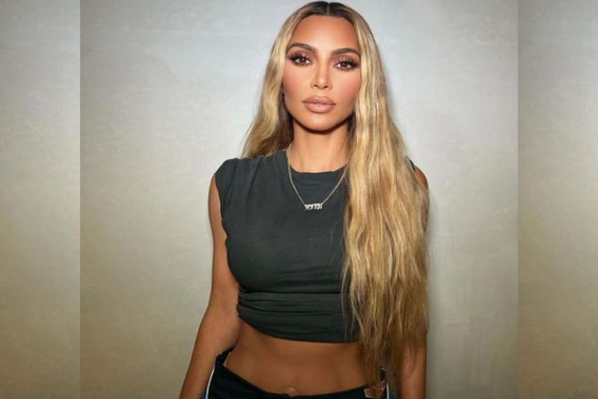 Kim Kardashian de cropped preto