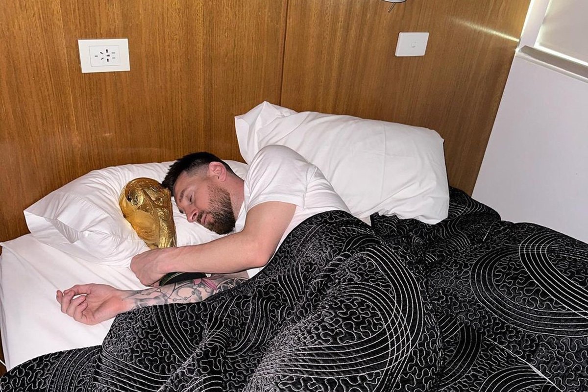 Lionel Messi com a taça da Copa do Mundo