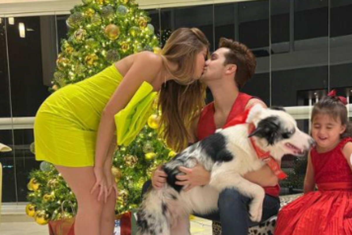 Luan Santana beija noiva em noite de Natal