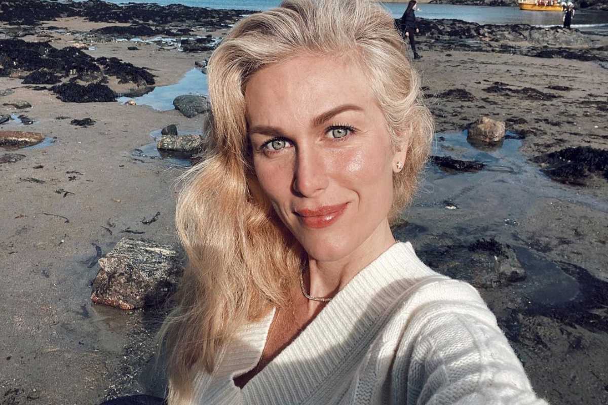 ludmila dayer posando e local de natureza com água e areia