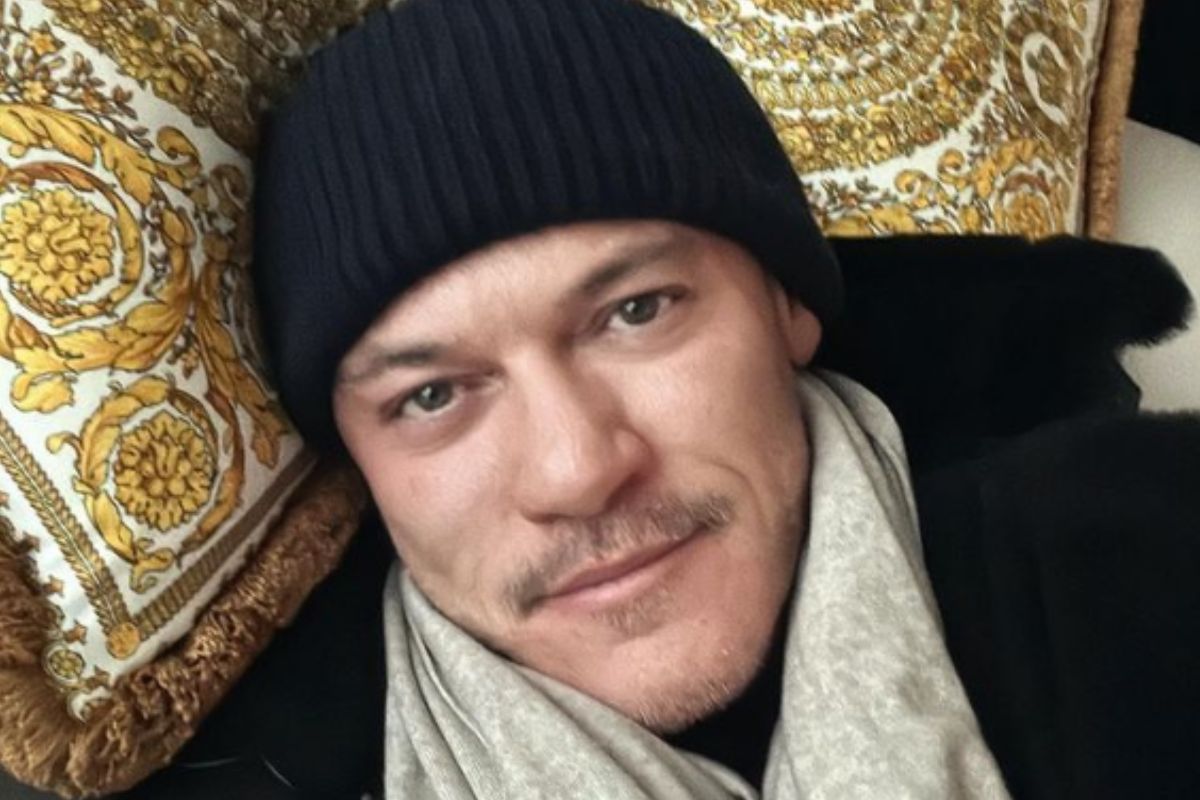 luke evans em selfie